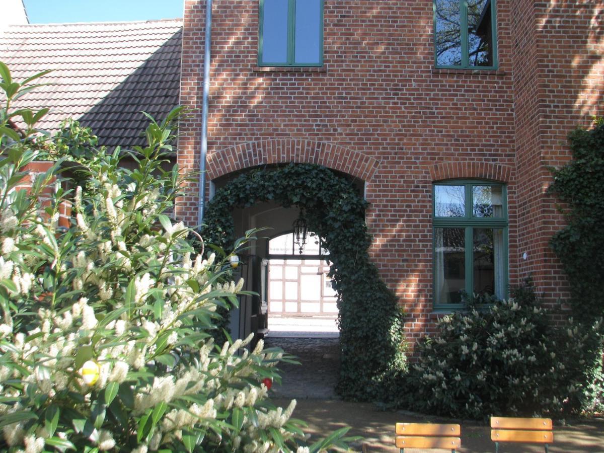 Gasthaus Und Pension "Zum Hauenden Schwein" Woerlitz Bagian luar foto