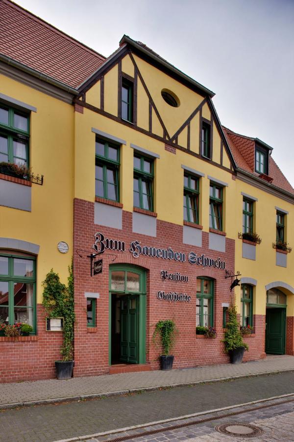 Gasthaus Und Pension "Zum Hauenden Schwein" Woerlitz Bagian luar foto