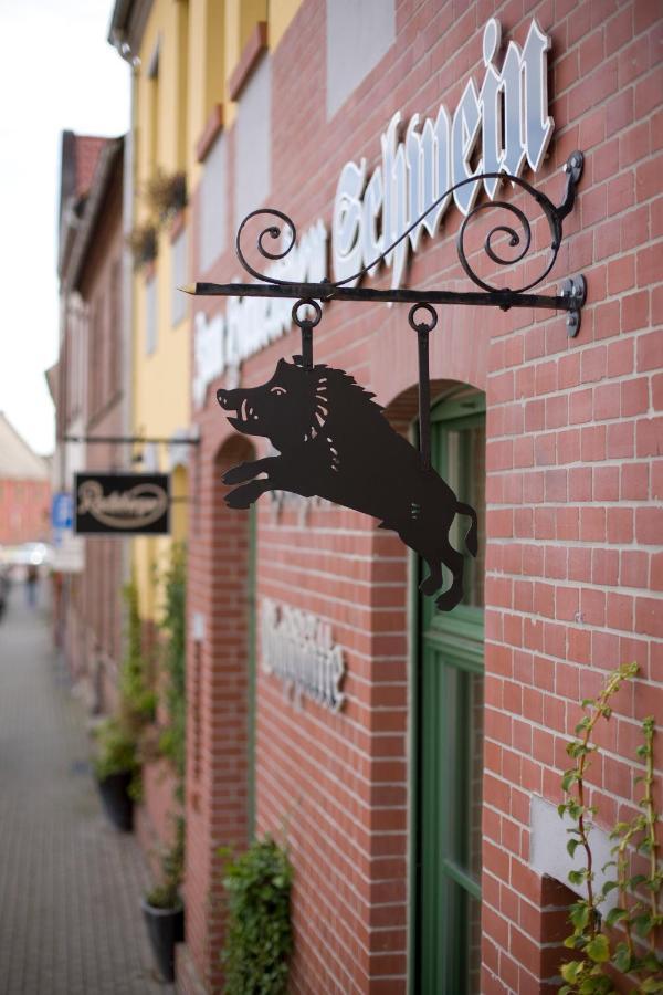 Gasthaus Und Pension "Zum Hauenden Schwein" Woerlitz Bagian luar foto